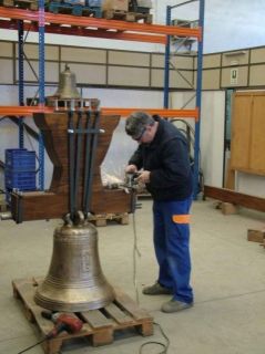 Restauració de les campanes al taller de l´empresa 2001