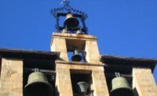 	Las tres campanas superiores ya colocadas en su posición en la torre campanario tras arreglar la estructura de hierro que las sujetaba. - Foto EXTEBERRIA, Antxon - Diario Vasco