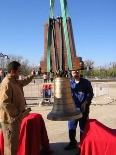 Instalando la campana gótica en la plaza para el concierto