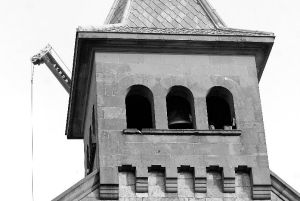 Una vista de la torre de la iglesia de Burguete con la grúa detrás. JORGE NAGORE