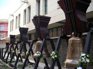 Les campanes exposades junt a la parròquia - Foto BUIGUES METOLA, Marcos (31-03-2007)