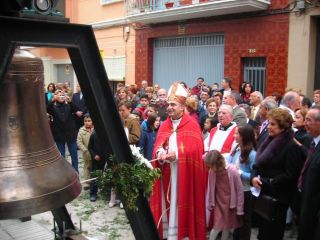 El Bisbe tocant per primera vegada una de les campanes - Foto BUIGUES METOLA, Marcos (31/03/2007)