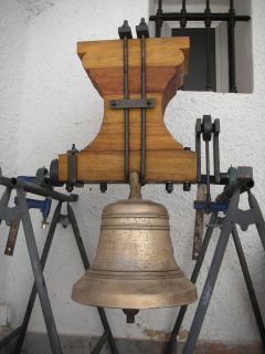 La campana expuesta en el patio del ayuntamiento de Petrés