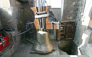 Campana ‘El Beato’, fundida en bronce de 600 kilos de peso, en la torre del Patriarca, con un nuevo yugo de madera