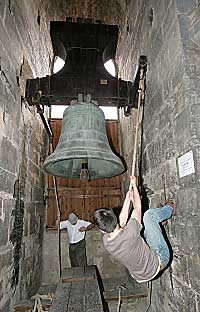 Dos campaneros voltean las campanas de El Micalet