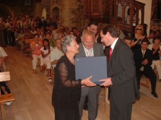 Joaquín Mur, al que acompaña su esposa Guadalupe, recibió una placa de manos del alcalde, Eusebio Echart.