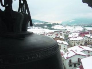 Vista de Iturmendi en Invierno, con una de las campanas deterioradas