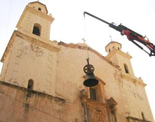 Descenso con grúa de una de las campanas de las torres del Santuario de la Virgen de Monserrate, Patrona de  Orihuela (Foto: Luis Miguel G. Lozano)