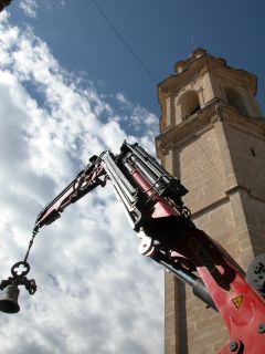 Una grúa realiza los trabajos de descenso de dos campanas de la parroquia de Quatretonda.