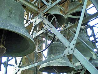 Colocación de las campanas de la Torre Alta del Pilar siguiendo el modelo alemán, que impedía el volteo completo. - Foto DIARIO DEL ALTOARAGÓN (07-04-2008)