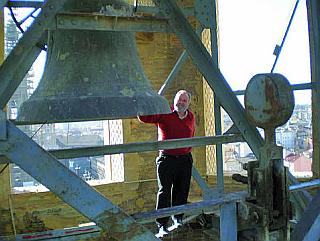 Alfredo Pallás junto a una de las campanas que restaurarán durante las próximas semanas.
  - Foto DIARIO DEL ALTOARAGÓN (07-04-2008)