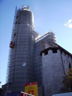 Campanario de Sant Feliu de Girona con el andamio.