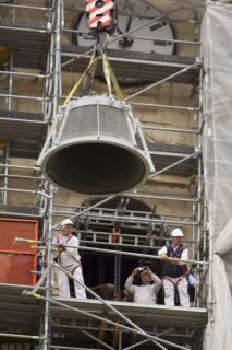 Operarios retiran con una grúa una de las campanas de la catedral Santa María de Vitoria, para proceder a su restauración