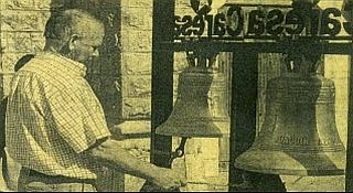 oaquín Alonso en una fotografía retrospectiva tocando las campanas durante una exhibición - LA OPINIÓN DE ZAMORA