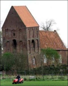 El campanario de la iglesia de Suurhusen.