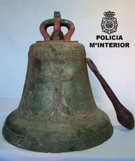 La Policía Nacional ha detenido en Badajoz a un ciudadano portugués que llevaba en el maletero de su vehículo una campana de bronce del siglo XVII, la cual había sido sustraída de la ermita de Santa María de Caranza, en El Ferrol (La Coruña)