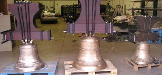 Las tres campanas restauradas en el taller de Manclús. 