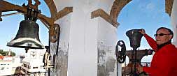A la izquierda la campana Madre Dolorosa y la pequeña, la Puríssima, junto al párroco de Sant Antoni