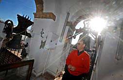 El párroco Pepe Correcher, en lo alto del campanario a restaurar de su parroquia