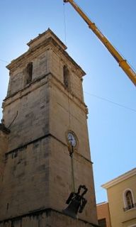 Desmontaje de las campanas de San Martín, en Callosa