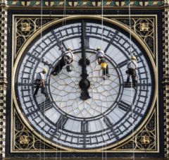 Trabajadores de la limpieza limpian el reloj del ’Big Ben’. REUTERS/Toby Melville 
