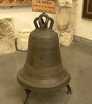 La campana, con sus misteriosas inscripciones./ G. CARRIÓN