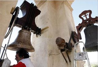 Colocación de la campana de Santa María Magdalena de Benifaraig el pasado mes de julio