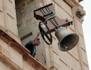 Imagen de la operación para ubicar las campanas en la iglesia de San Martín ayer en Callosa de Segura