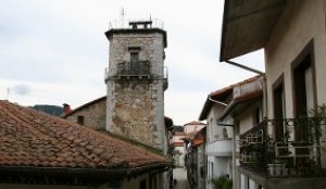 Vista de la torre que alberga las campanas