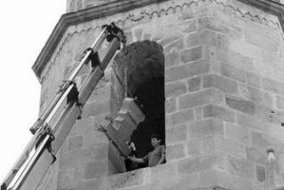 Un momento de las labores de instalación de los yugos de las campanas de la iglesia barreña, en una imagen reciente