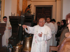 D. José Enrique Sanjuán asperja con agua bendita las campanas bendecidas