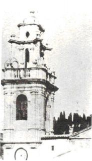 Campanario que existió hasta 1936. Aquí también podemos ver la antigua caseta del reloj. Foto Associació Cultural Font Bona.
