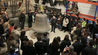 Estudiantes de la Universidad Politécnica de Valencia observan la remodelada campana Gabriela. - AUTOR: DIARIO DE NOTICIAS