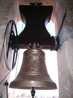 La campana restaurada - AUTOR: GÓMEZ, Francisco (INDUSTRIAS MANCLÚS S. C. V.)
