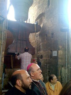 El Arzobispo sube a la torre del Miguelete para agradecer a los campaneros los volteos manuales en la fiesta de la Virgen - AUTOR: AVAN