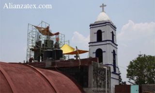 Debido a su significado histórico la comunidad pretende que el campanario dañado se conserve. - AUTOR: MENDIETA, Manuel - MTI - Texcoco Mass Media