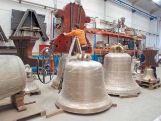 A la derecha, aspecto actual de la campana ‘Gabriela’, en el taller de Valencia. A su lado, la de las Horas. - AUTOR: 2001 TÉCNICA Y ARTESANÍA S. L.