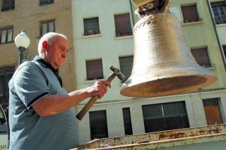 El deán, Jesús Zardoya, comprueba el sonido de una de las campanas. - AUTOR: ALDANONDO, Blanca