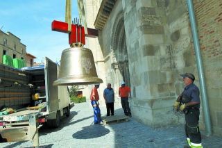 La grúa traslada una campana desde el camión a los aledaños de la puerta del templo, en la plaza Vieja. - AUTOR: ALDANONDO, Blanca