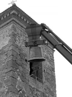 Momento de la colocación de la campana en la torre de la iglesia - AUTOR: DIARIO DE NAVARRA