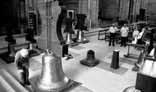 Varios tudelanos observan las campanas dentro de la catedral - Autor: PÉREZ-NIEVAS, F.