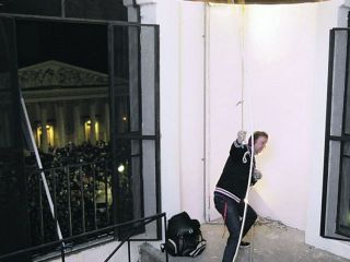 En acción un campanero en el Cabildo en pleno concierto - Autor: CLARÍN