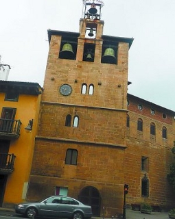 El reloj de la torre de la parroquia bien visible desde lejos