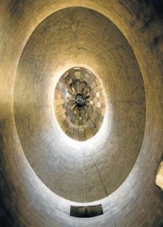 La torre campanario de San Felipe desde dentro. En su parte superior, bajo el pináculo, Gaudí proyectó tres tipos de campanas: tres afinadas en mi, sol y do; dos normales, y dos campanas tubulares. El objetivo, atraer a la gente al misterio - Autor: MADUEÑO, Pedro