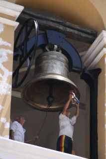 Antiguas campanas de basílica catedral de Trujillo fueron sometidas a profunda limpieza.  - Autor: ANDINA / Oscar Paz.