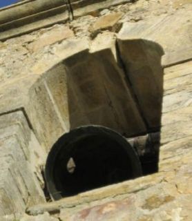 Detalle de la cornisa de uno de los vanos del campanario en Rosinos. - Autor: M. A. C.
