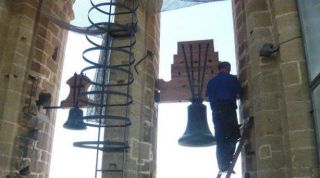 Marcos Portilla colocando las campanas. - Autor: CEDIDA