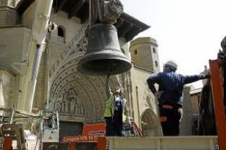 La expectación. Según salían, las campanas se colocaron en la plaza de la Catedral para sorpresa de los oscenses - Autor: BLASCO, Javier