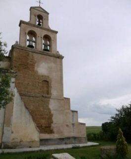 Jardín y espadaña que reemplazó a la torre de la iglesia. - Autor: EL NORTE