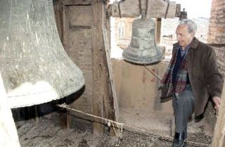 José Ubé, campanero desde niño, junto a dos de las campanas, que todavía se tocan a mano - Autor: GARCÍA, Antonio